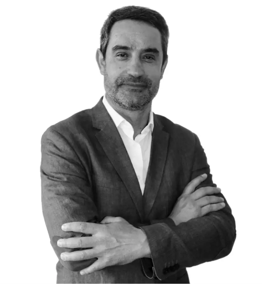 pessoa de braços cruzados